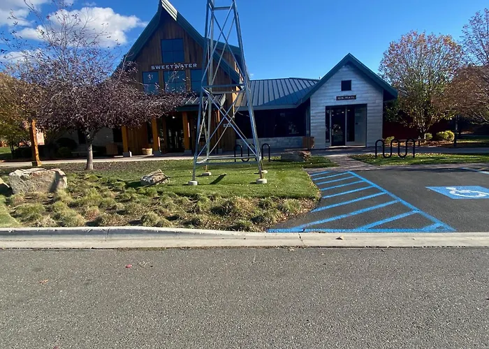 2Bd Sweetwater Condo - Community Park, Pool + Hot Tub